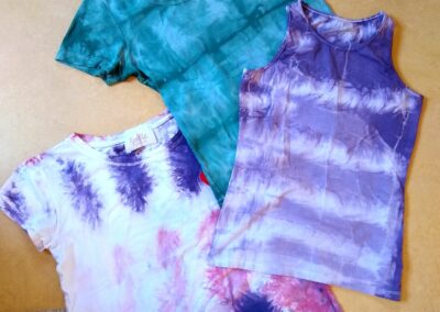 alte T-shirts wurden mit der Shibori (umgangssprachlich Batik) Färbetechnik neu gestaltet